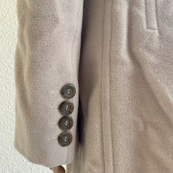 Anne Klein, Women Coat, Cream Color, Size 4. - Picture 4 of 10